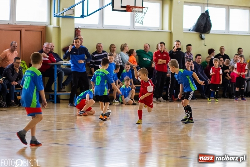 Zdjęcie w galerii na portalu naszraciborz.pl: Rywalizacja żaków w Pietrowicach Wielkich, czyli XVI Zimowa Liga Halowa im. Zbigniewa Oszka wiadomości z regionu
