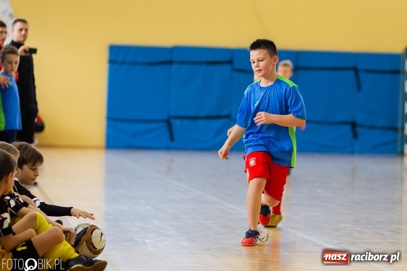 Zdjęcie w galerii na portalu naszraciborz.pl: Rywalizacja żaków w Pietrowicach Wielkich, czyli XVI Zimowa Liga Halowa im. Zbigniewa Oszka wiadomości z regionu
