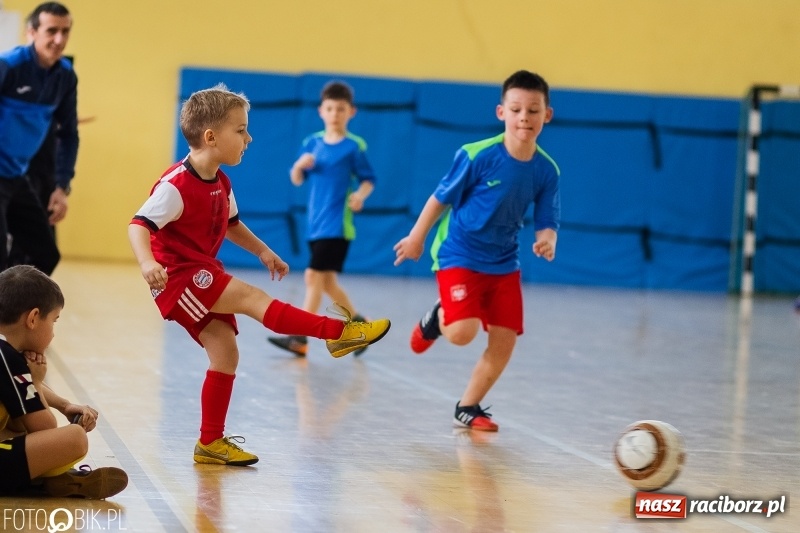 Zdjęcie w galerii na portalu naszraciborz.pl: Rywalizacja żaków w Pietrowicach Wielkich, czyli XVI Zimowa Liga Halowa im. Zbigniewa Oszka wiadomości z regionu