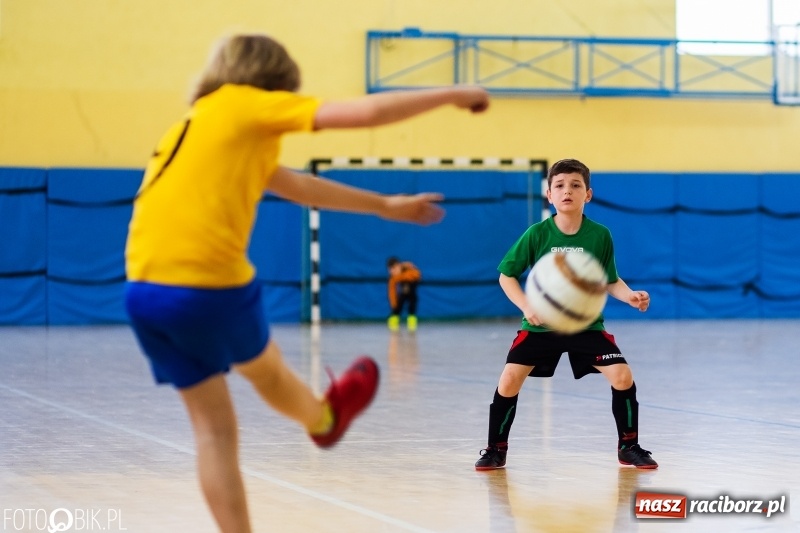 Zdjęcie w galerii na portalu naszraciborz.pl: Rywalizacja żaków w Pietrowicach Wielkich, czyli XVI Zimowa Liga Halowa im. Zbigniewa Oszka wiadomości z regionu