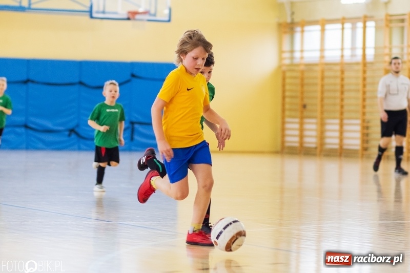 Zdjęcie w galerii na portalu naszraciborz.pl: Rywalizacja żaków w Pietrowicach Wielkich, czyli XVI Zimowa Liga Halowa im. Zbigniewa Oszka wiadomości z regionu