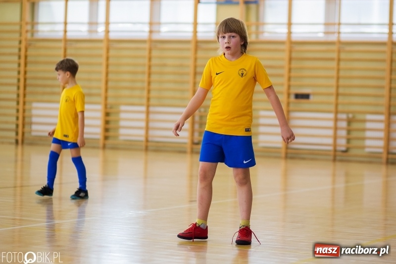 Zdjęcie w galerii na portalu naszraciborz.pl: Rywalizacja żaków w Pietrowicach Wielkich, czyli XVI Zimowa Liga Halowa im. Zbigniewa Oszka wiadomości z regionu