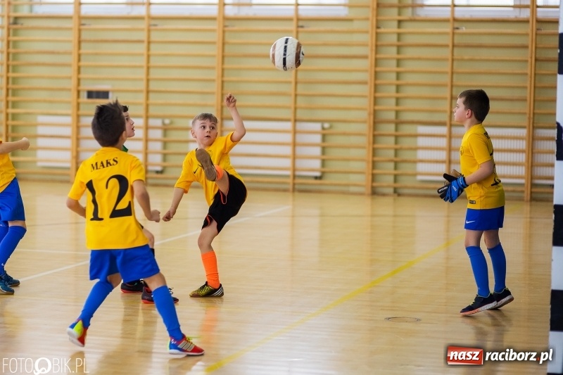Zdjęcie w galerii na portalu naszraciborz.pl: Rywalizacja żaków w Pietrowicach Wielkich, czyli XVI Zimowa Liga Halowa im. Zbigniewa Oszka wiadomości z regionu