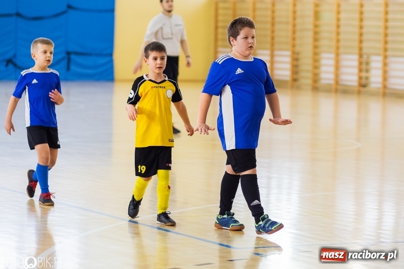 Zdjęcie w galerii na portalu naszraciborz.pl: Rywalizacja żaków w Pietrowicach Wielkich, czyli XVI Zimowa Liga Halowa im. Zbigniewa Oszka wiadomości z regionu