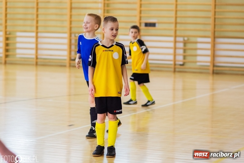 Zdjęcie w galerii na portalu naszraciborz.pl: Rywalizacja żaków w Pietrowicach Wielkich, czyli XVI Zimowa Liga Halowa im. Zbigniewa Oszka wiadomości z regionu