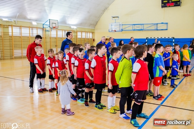 Zdjęcie w galerii na portalu naszraciborz.pl: Rywalizacja żaków w Pietrowicach Wielkich, czyli XVI Zimowa Liga Halowa im. Zbigniewa Oszka wiadomości z regionu