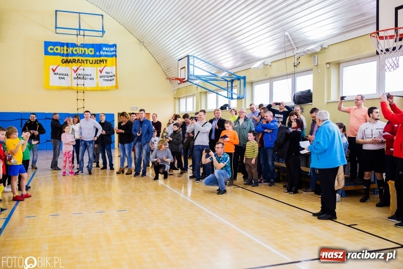 Zdjęcie w galerii na portalu naszraciborz.pl: Rywalizacja żaków w Pietrowicach Wielkich, czyli XVI Zimowa Liga Halowa im. Zbigniewa Oszka wiadomości z regionu