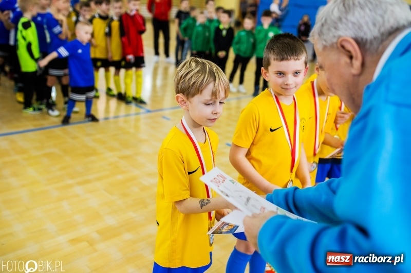 Zdjęcie w galerii na portalu naszraciborz.pl: Rywalizacja żaków w Pietrowicach Wielkich, czyli XVI Zimowa Liga Halowa im. Zbigniewa Oszka wiadomości z regionu