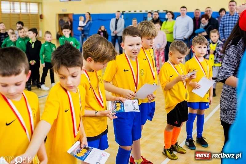 Zdjęcie w galerii na portalu naszraciborz.pl: Rywalizacja żaków w Pietrowicach Wielkich, czyli XVI Zimowa Liga Halowa im. Zbigniewa Oszka wiadomości z regionu