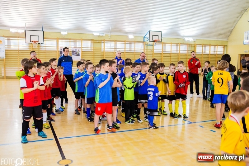 Zdjęcie w galerii na portalu naszraciborz.pl: Rywalizacja żaków w Pietrowicach Wielkich, czyli XVI Zimowa Liga Halowa im. Zbigniewa Oszka wiadomości z regionu