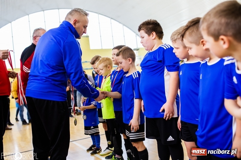 Zdjęcie w galerii na portalu naszraciborz.pl: Rywalizacja żaków w Pietrowicach Wielkich, czyli XVI Zimowa Liga Halowa im. Zbigniewa Oszka wiadomości z regionu