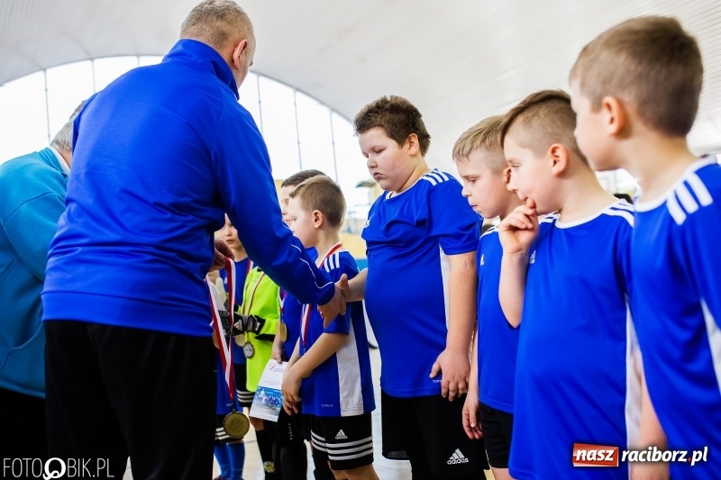 Zdjęcie w galerii na portalu naszraciborz.pl: Rywalizacja żaków w Pietrowicach Wielkich, czyli XVI Zimowa Liga Halowa im. Zbigniewa Oszka wiadomości z regionu