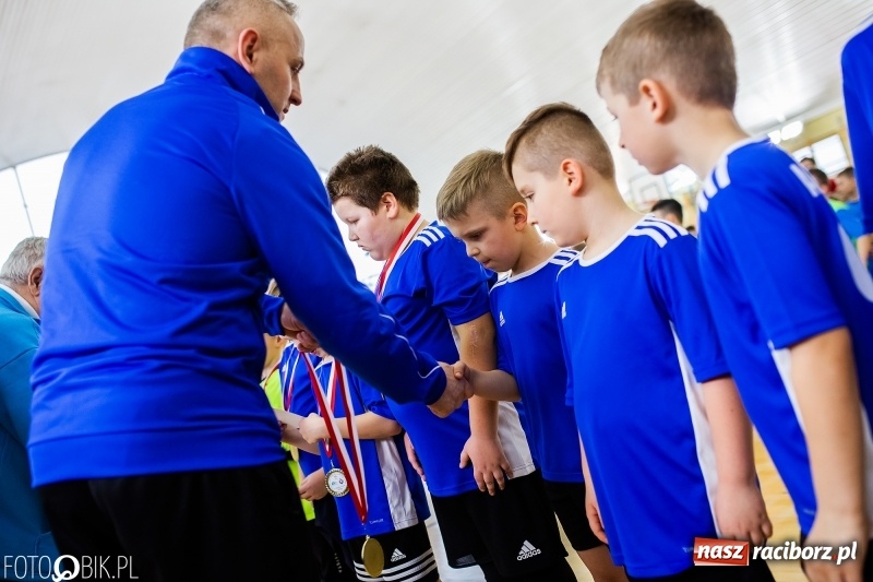 Zdjęcie w galerii na portalu naszraciborz.pl: Rywalizacja żaków w Pietrowicach Wielkich, czyli XVI Zimowa Liga Halowa im. Zbigniewa Oszka wiadomości z regionu