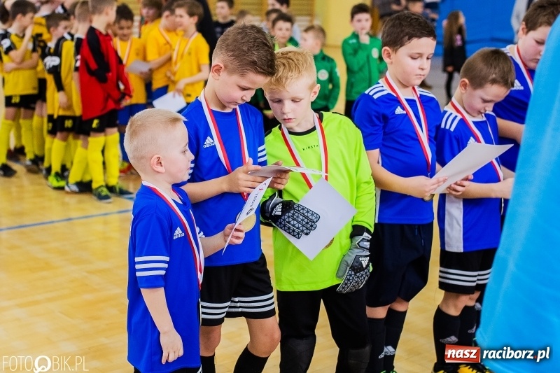 Zdjęcie w galerii na portalu naszraciborz.pl: Rywalizacja żaków w Pietrowicach Wielkich, czyli XVI Zimowa Liga Halowa im. Zbigniewa Oszka wiadomości z regionu