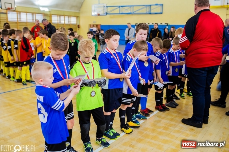Zdjęcie w galerii na portalu naszraciborz.pl: Rywalizacja żaków w Pietrowicach Wielkich, czyli XVI Zimowa Liga Halowa im. Zbigniewa Oszka wiadomości z regionu