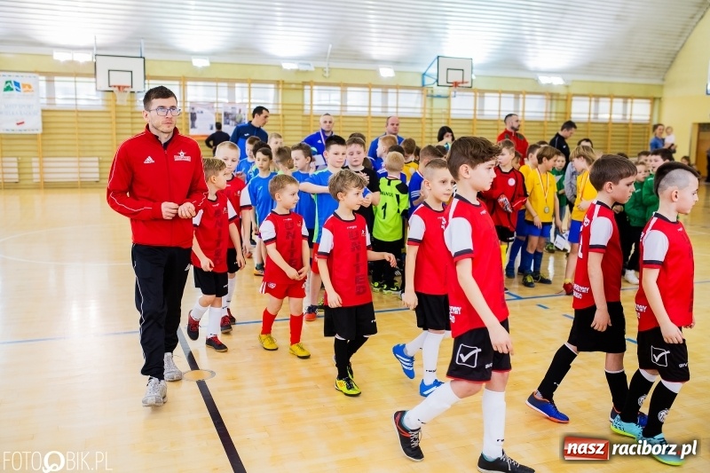 Zdjęcie w galerii na portalu naszraciborz.pl: Rywalizacja żaków w Pietrowicach Wielkich, czyli XVI Zimowa Liga Halowa im. Zbigniewa Oszka wiadomości z regionu