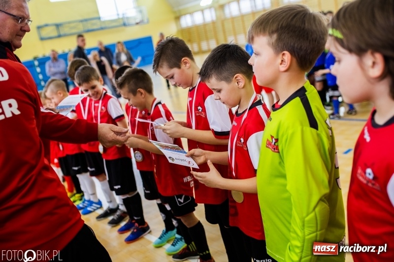 Zdjęcie w galerii na portalu naszraciborz.pl: Rywalizacja żaków w Pietrowicach Wielkich, czyli XVI Zimowa Liga Halowa im. Zbigniewa Oszka wiadomości z regionu