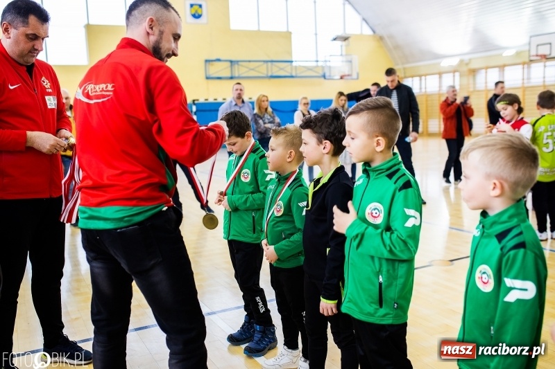 Zdjęcie w galerii na portalu naszraciborz.pl: Rywalizacja żaków w Pietrowicach Wielkich, czyli XVI Zimowa Liga Halowa im. Zbigniewa Oszka wiadomości z regionu