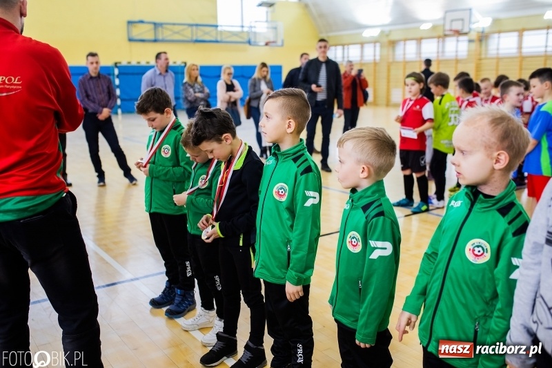 Zdjęcie w galerii na portalu naszraciborz.pl: Rywalizacja żaków w Pietrowicach Wielkich, czyli XVI Zimowa Liga Halowa im. Zbigniewa Oszka wiadomości z regionu