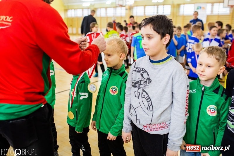 Zdjęcie w galerii na portalu naszraciborz.pl: Rywalizacja żaków w Pietrowicach Wielkich, czyli XVI Zimowa Liga Halowa im. Zbigniewa Oszka wiadomości z regionu