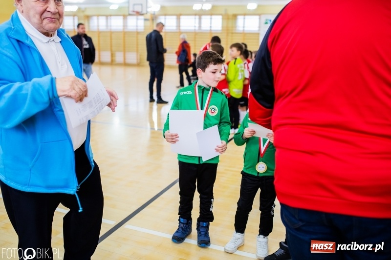Zdjęcie w galerii na portalu naszraciborz.pl: Rywalizacja żaków w Pietrowicach Wielkich, czyli XVI Zimowa Liga Halowa im. Zbigniewa Oszka wiadomości z regionu