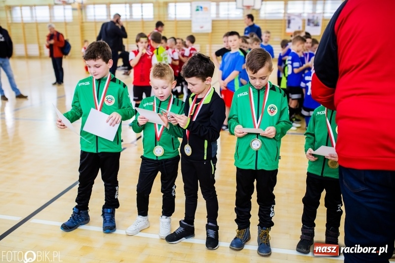Zdjęcie w galerii na portalu naszraciborz.pl: Rywalizacja żaków w Pietrowicach Wielkich, czyli XVI Zimowa Liga Halowa im. Zbigniewa Oszka wiadomości z regionu