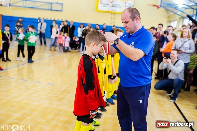 Zdjęcie w galerii na portalu naszraciborz.pl: Rywalizacja żaków w Pietrowicach Wielkich, czyli XVI Zimowa Liga Halowa im. Zbigniewa Oszka wiadomości z regionu