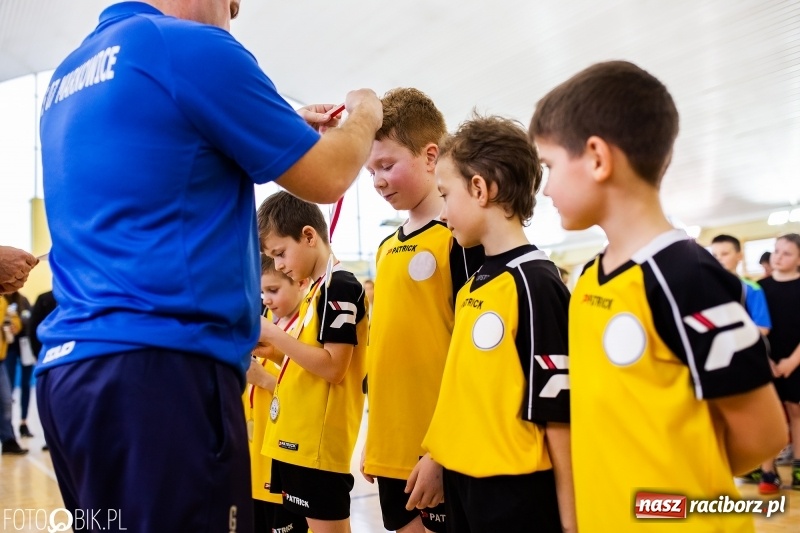 Zdjęcie w galerii na portalu naszraciborz.pl: Rywalizacja żaków w Pietrowicach Wielkich, czyli XVI Zimowa Liga Halowa im. Zbigniewa Oszka wiadomości z regionu