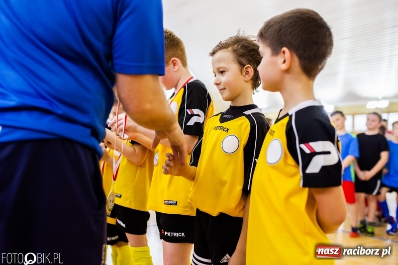Zdjęcie w galerii na portalu naszraciborz.pl: Rywalizacja żaków w Pietrowicach Wielkich, czyli XVI Zimowa Liga Halowa im. Zbigniewa Oszka wiadomości z regionu