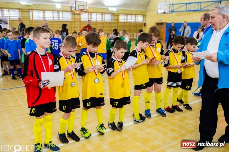 Zdjęcie w galerii na portalu naszraciborz.pl: Rywalizacja żaków w Pietrowicach Wielkich, czyli XVI Zimowa Liga Halowa im. Zbigniewa Oszka wiadomości z regionu