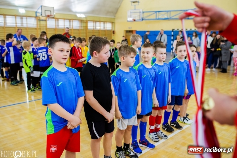 Zdjęcie w galerii na portalu naszraciborz.pl: Rywalizacja żaków w Pietrowicach Wielkich, czyli XVI Zimowa Liga Halowa im. Zbigniewa Oszka wiadomości z regionu