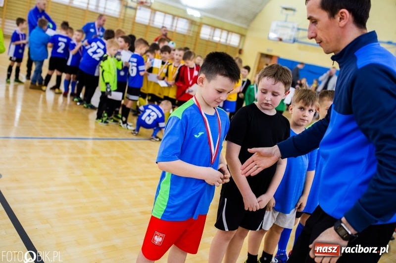 Zdjęcie w galerii na portalu naszraciborz.pl: Rywalizacja żaków w Pietrowicach Wielkich, czyli XVI Zimowa Liga Halowa im. Zbigniewa Oszka wiadomości z regionu
