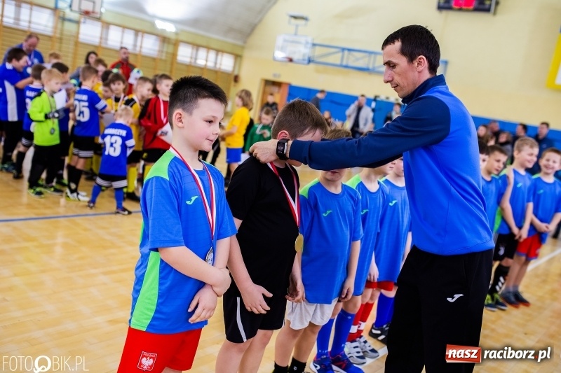 Zdjęcie w galerii na portalu naszraciborz.pl: Rywalizacja żaków w Pietrowicach Wielkich, czyli XVI Zimowa Liga Halowa im. Zbigniewa Oszka wiadomości z regionu