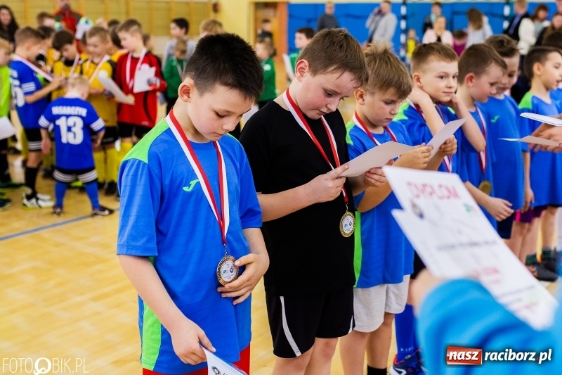 Zdjęcie w galerii na portalu naszraciborz.pl: Rywalizacja żaków w Pietrowicach Wielkich, czyli XVI Zimowa Liga Halowa im. Zbigniewa Oszka wiadomości z regionu