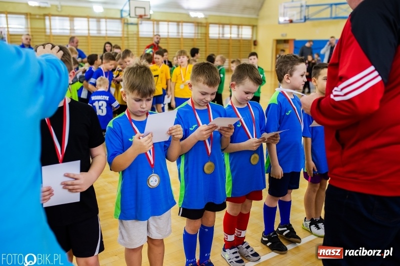 Zdjęcie w galerii na portalu naszraciborz.pl: Rywalizacja żaków w Pietrowicach Wielkich, czyli XVI Zimowa Liga Halowa im. Zbigniewa Oszka wiadomości z regionu