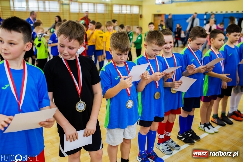 Zdjęcie w galerii na portalu naszraciborz.pl: Rywalizacja żaków w Pietrowicach Wielkich, czyli XVI Zimowa Liga Halowa im. Zbigniewa Oszka wiadomości z regionu