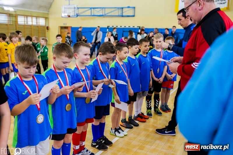 Zdjęcie w galerii na portalu naszraciborz.pl: Rywalizacja żaków w Pietrowicach Wielkich, czyli XVI Zimowa Liga Halowa im. Zbigniewa Oszka wiadomości z regionu