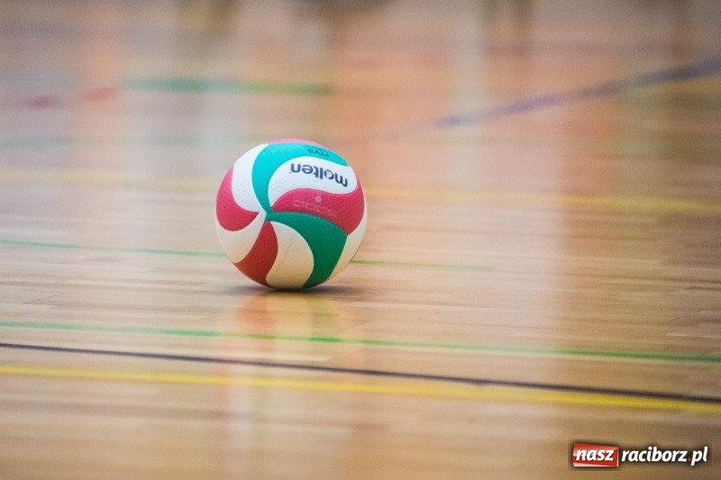 Zdjęcie w galerii na portalu naszraciborz.pl: Pięciosetowy maraton Rafako z Gwiazdą wiadomości z regionu