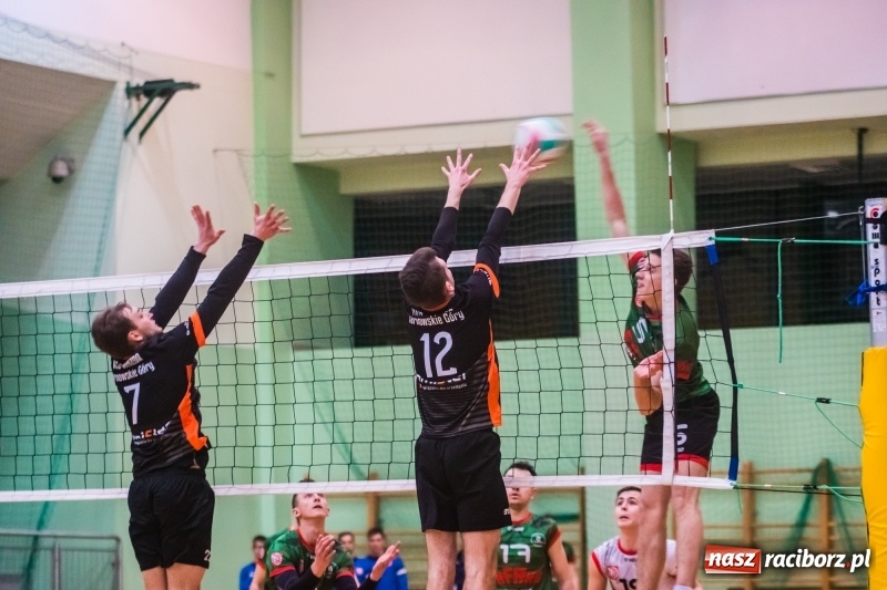 Zdjęcie w galerii na portalu naszraciborz.pl: Pięciosetowy maraton Rafako z Gwiazdą wiadomości z regionu