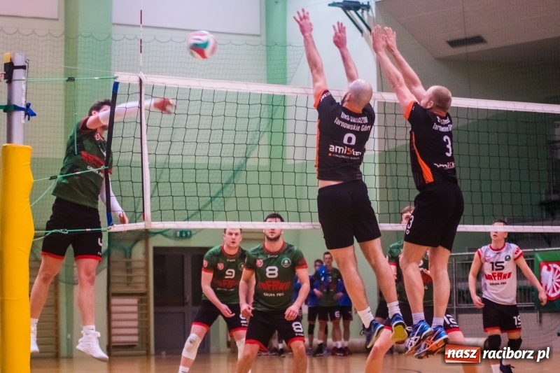 Zdjęcie w galerii na portalu naszraciborz.pl: Pięciosetowy maraton Rafako z Gwiazdą wiadomości z regionu