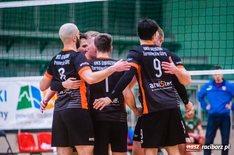 Zdjęcie w galerii na portalu naszraciborz.pl: Pięciosetowy maraton Rafako z Gwiazdą wiadomości z regionu