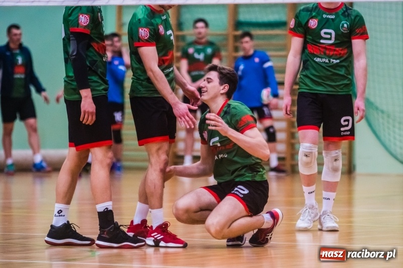 Zdjęcie w galerii na portalu naszraciborz.pl: Pięciosetowy maraton Rafako z Gwiazdą wiadomości z regionu