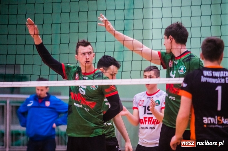 Zdjęcie w galerii na portalu naszraciborz.pl: Pięciosetowy maraton Rafako z Gwiazdą wiadomości z regionu