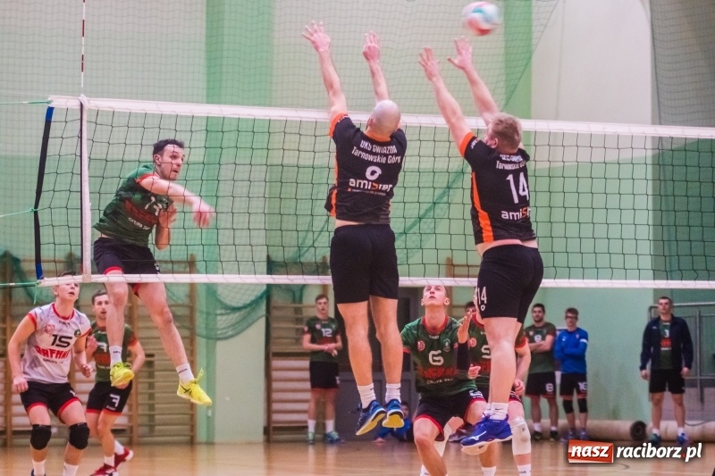 Zdjęcie w galerii na portalu naszraciborz.pl: Pięciosetowy maraton Rafako z Gwiazdą wiadomości z regionu