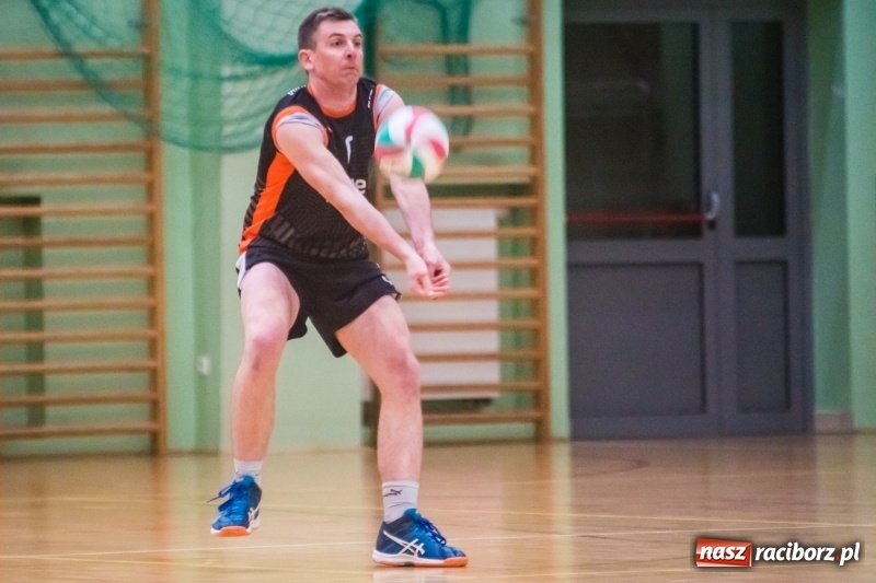 Zdjęcie w galerii na portalu naszraciborz.pl: Pięciosetowy maraton Rafako z Gwiazdą wiadomości z regionu