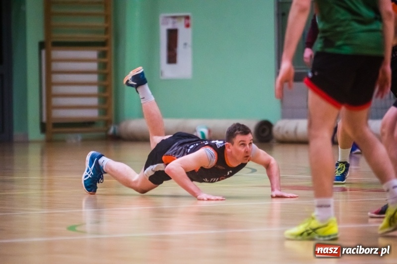 Zdjęcie w galerii na portalu naszraciborz.pl: Pięciosetowy maraton Rafako z Gwiazdą wiadomości z regionu