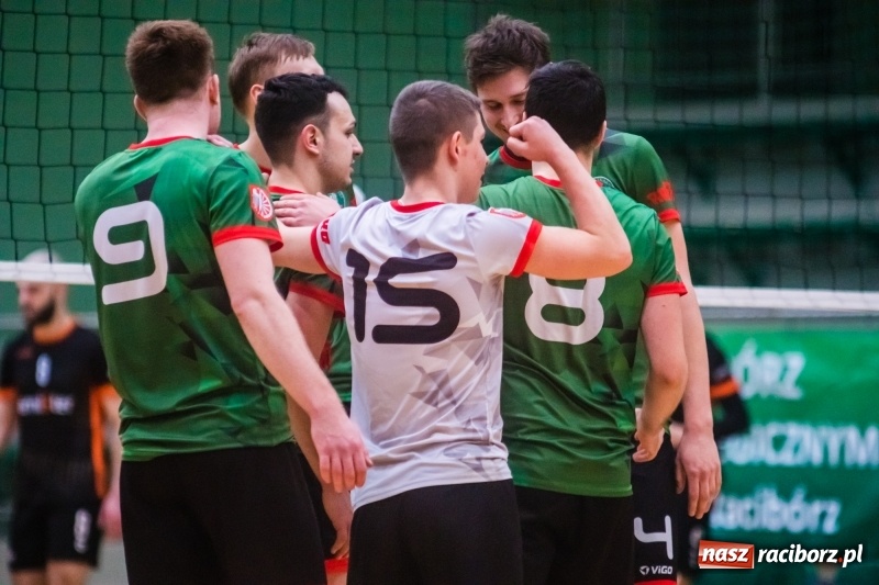 Zdjęcie w galerii na portalu naszraciborz.pl: Pięciosetowy maraton Rafako z Gwiazdą wiadomości z regionu