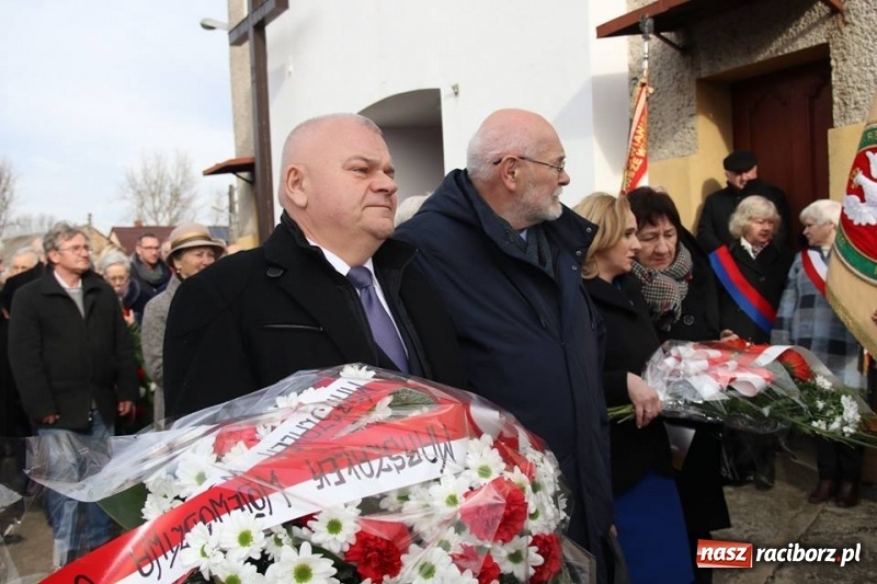 Zdjęcie w galerii na portalu naszraciborz.pl: W Babicach koło Głubczyc uczczono pamięć ofiar mordu w Hucie Pieniackiej wiadomości z regionu