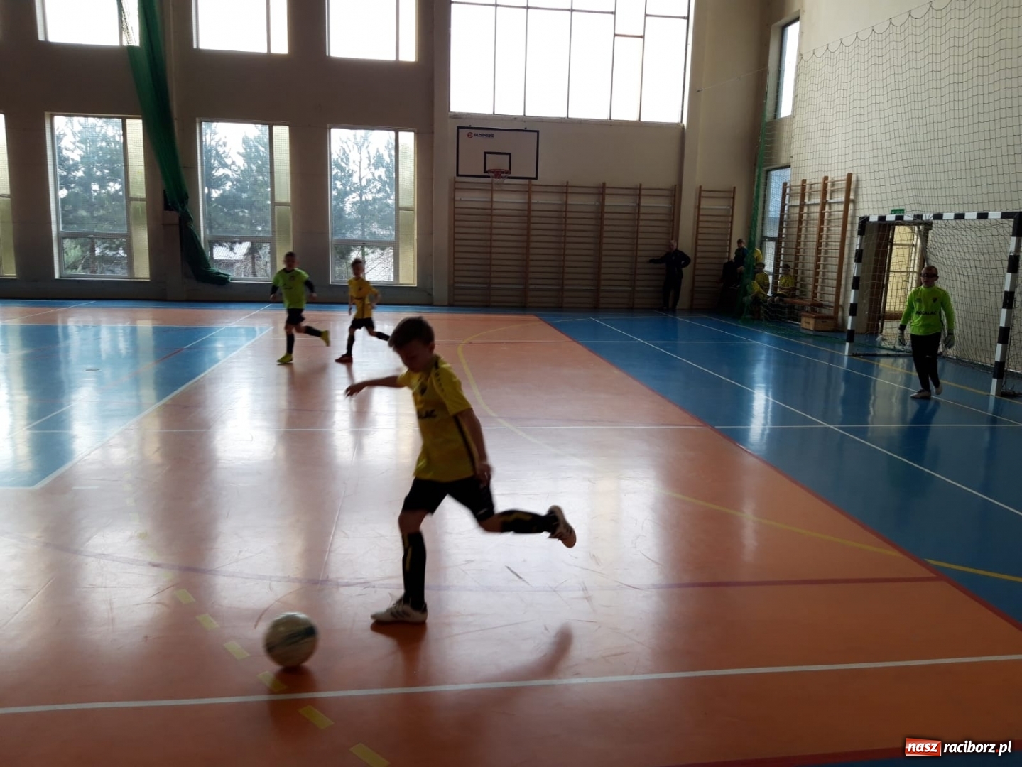 Zdjęcie w galerii na portalu naszraciborz.pl: Młodzi piłkarze LKS Tworków na turnieju charytatywnym w Świerklanach wiadomości z regionu