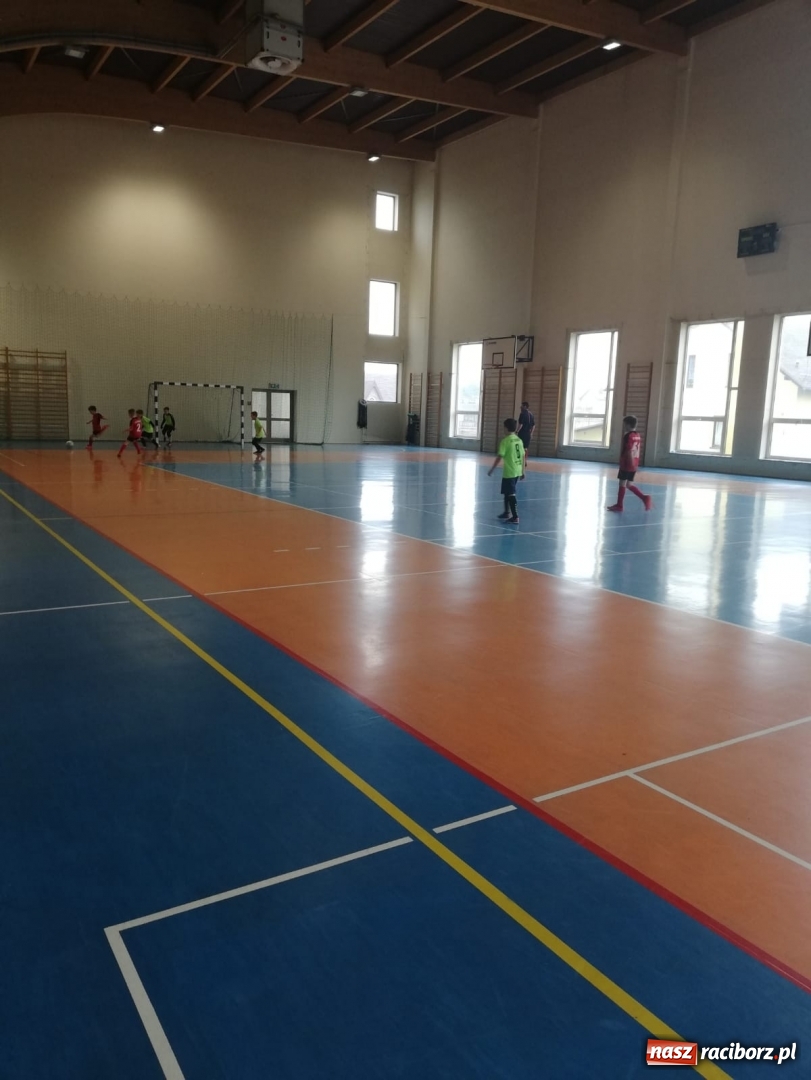 Zdjęcie w galerii na portalu naszraciborz.pl: Młodzi piłkarze LKS Tworków na turnieju charytatywnym w Świerklanach wiadomości z regionu